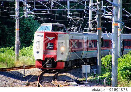 初夏の陽射しを受け八雲立つ出雲国へ…『特急やくも』381系 95604378
