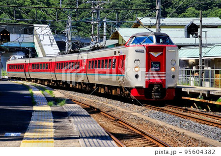 初夏の陽射しを受け八雲立つ出雲国へ…『特急やくも』381系 95604382