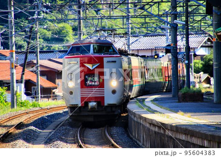 初夏の陽射しを受け八雲立つ出雲国へ…『特急やくも』381系 初夏の陽射しを受け八雲立つ出雲国へ…『特急やくも』381系 95604383