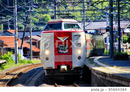 初夏の陽射しを受け八雲立つ出雲国へ…『特急やくも』381系 95604384