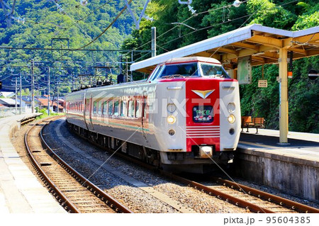 初夏の陽射しを受け八雲立つ出雲国へ…『特急やくも』381系 95604385