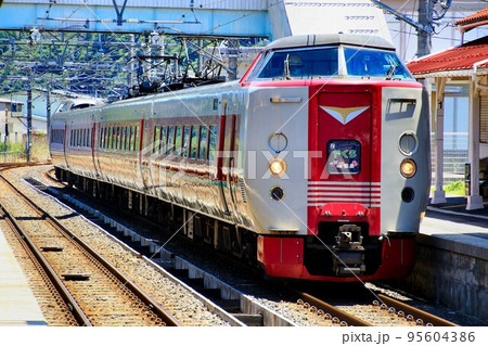初夏の陽射しを受け八雲立つ出雲国へ…『特急やくも』381系 95604386