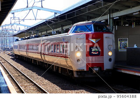 初夏の陽射しを受け八雲立つ出雲国へ…『特急やくも』381系 95604388