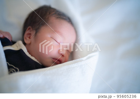 スヤスヤ眠る生まれたての赤ちゃん(生後1日) スヤスヤ眠る生まれたての赤ちゃん(生後1日) 95605236