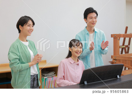 ピアノを弾きながら歌う保育士の男女2 ピアノを弾きながら歌う保育士の男女2 95605863