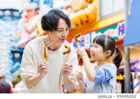大阪観光をしながら食べ歩きをする親子 大阪観光をしながら食べ歩きをする親子 95606262