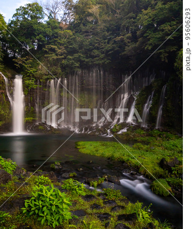 静岡県富士宮市　白糸の滝　スローシャッター 95606293