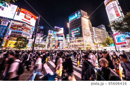 日本の東京都市景観 第8波の前奏曲…屋外での感染リスクはほぼないが…換気不足…=10月23日、渋谷 95606416