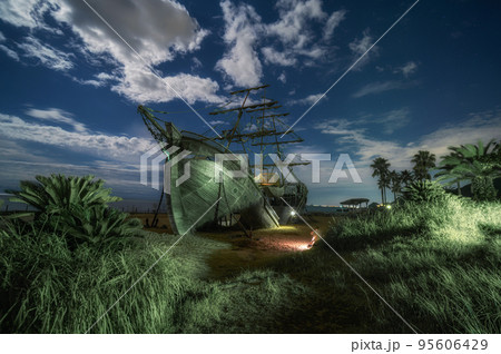 静岡県静岡市　広野海岸公園の難破船 95606429