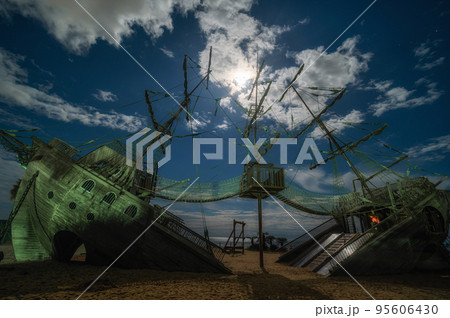 静岡県静岡市　広野海岸公園の難破船 95606430