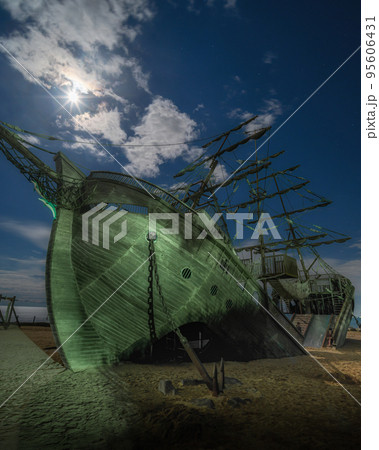 静岡県静岡市　広野海岸公園の難破船 95606431