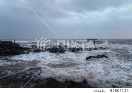 茨城県ひたちなか市 大洗磯前神社 神磯の鳥居の荒波 茨城県ひたちなか市 大洗磯前神社 神磯の鳥居の荒波 95607136