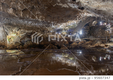 壮大な地下宮殿　秋芳洞 95607347