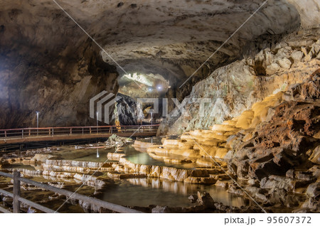 壮大な地下宮殿　秋芳洞 95607372