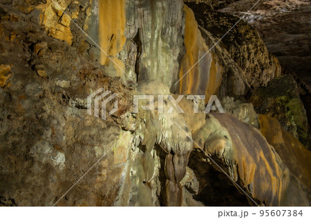 壮大な地下宮殿　秋芳洞 95607384