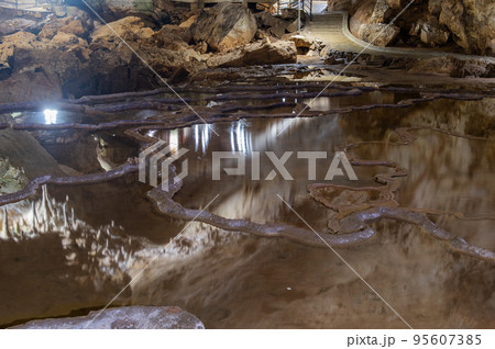 壮大な地下宮殿　秋芳洞 95607385