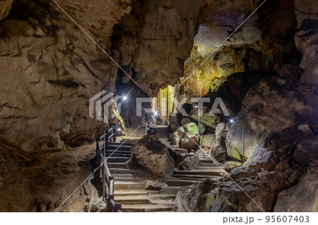 壮大な地下宮殿　秋芳洞 95607403