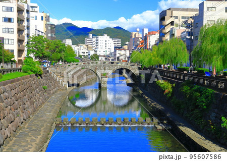 【長崎県】晴天の長崎の眼鏡橋 95607586
