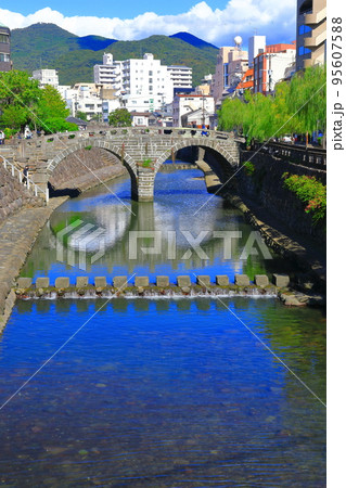 【長崎県】晴天の長崎の眼鏡橋 95607588