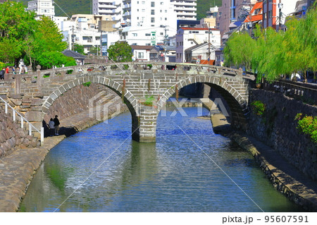 【長崎県】晴天の長崎の眼鏡橋 95607591