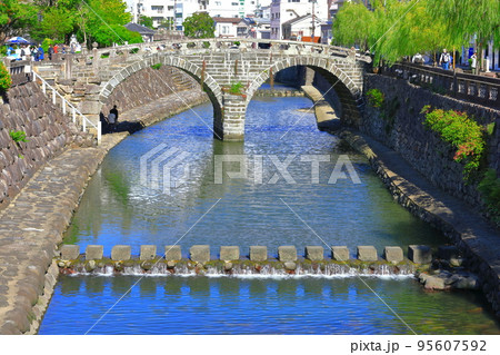 【長崎県】晴天の長崎の眼鏡橋 95607592