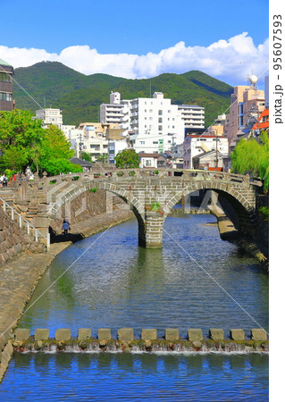 【長崎県】晴天の長崎の眼鏡橋 95607593