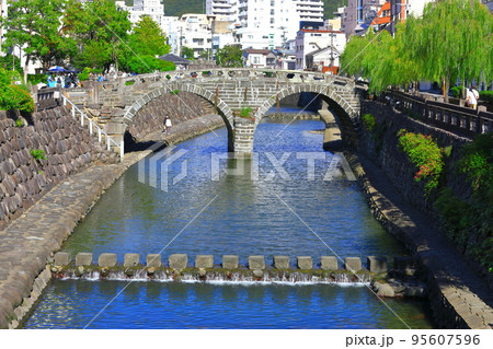 【長崎県】晴天の長崎の眼鏡橋 95607596