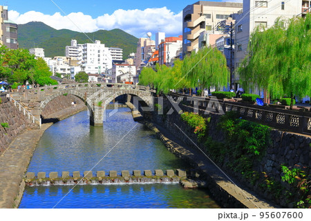 【長崎県】晴天の長崎の眼鏡橋 95607600