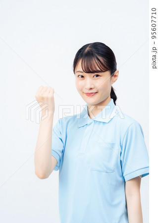 介護士の女性(白バック、ガッツポーズ 介護士の女性(白バック、ガッツポーズ 95607710