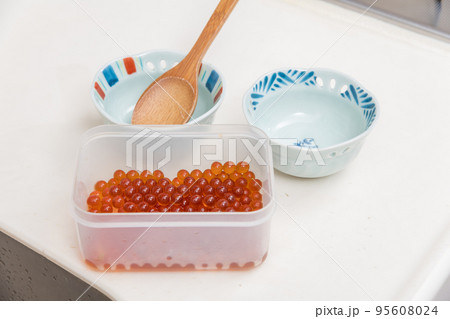 【完成したイクラの醤油漬けを小皿に移す】 95608024
