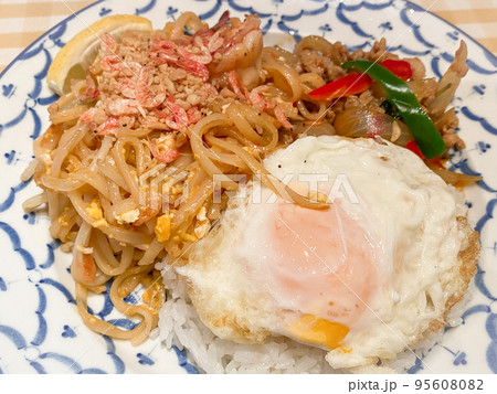 タイ料理の定番・パッタイとガパオライスのセットランチ 95608082