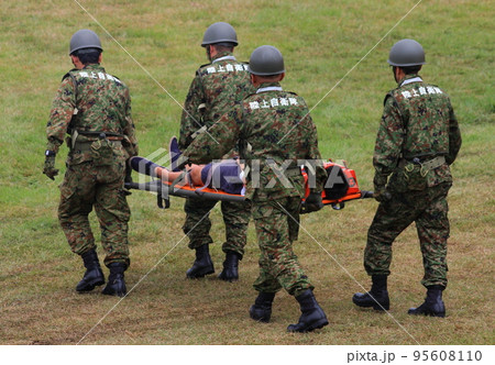 負傷者を搬送する陸上自衛隊の隊員(防災訓練) 負傷者を搬送する陸上自衛隊の隊員(防災訓練) 95608110