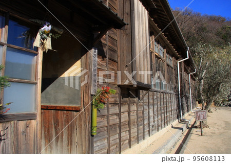 「二十四の瞳」のモデルになった、岬の分教場、入口の正月飾り(小豆島) 「二十四の瞳」のモデルになった、岬の分教場、入口の正月飾り(小豆島) 95608113