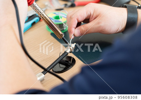 ハンダゴテで作業する ハンダゴテで作業する 95608308