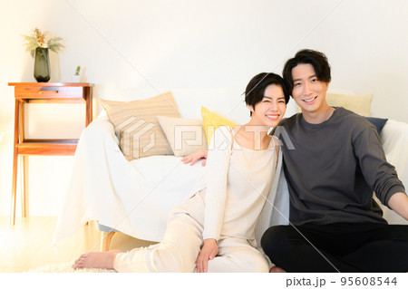 夜に動画やテレビなどを見てくつろぐカップル 夜に動画やテレビなどを見てくつろぐカップル 95608544