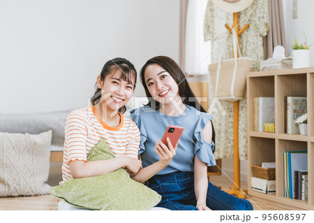 roommate 95608597