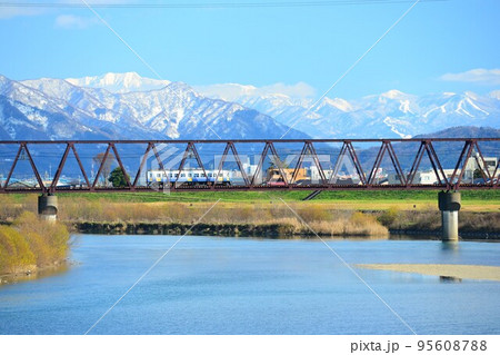 冬の九頭竜川を渡るえちぜん鉄道 95608788