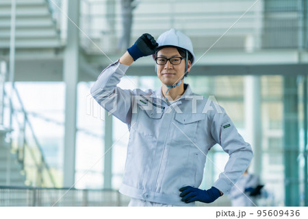 近代的プラントで働く若い男性 95609436