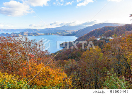 朝　柴明亭展望台より望む秋の十和田湖 95609445