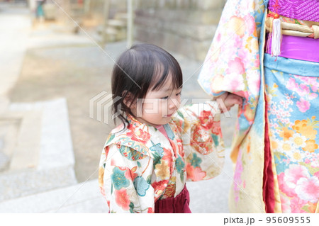 神社に参拝する7歳と1歳の女の子の姉妹 95609555