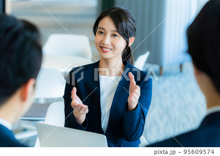 オフィスで商談するビジネスウーマン　撮影協力「LINK FOREST」 95609574