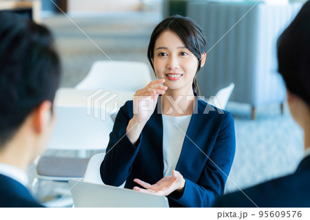 オフィスで商談するビジネスウーマン 撮影協力「LINK FOREST」 オフィスで商談するビジネスウーマン 撮影協力「LINK FOREST」 95609576
