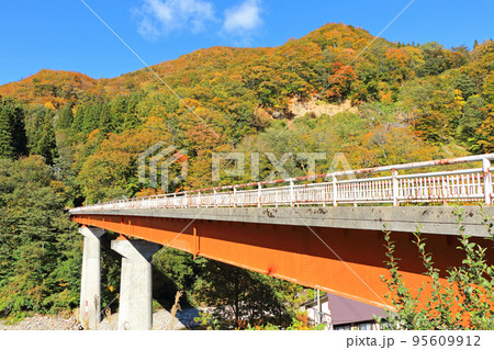 錦秋の秋山郷　切明温泉の橋 95609912
