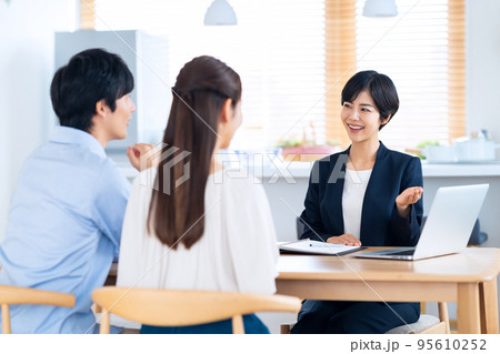 夫婦 カップル 家族 コンサルタント リビング パソコン 保険 金融 営業 夫婦 カップル 家族 コンサルタント リビング パソコン 保険 金融 営業 95610252