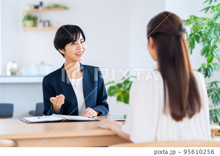 女性　コンサルタント　リビング　保険　金融　営業 95610256