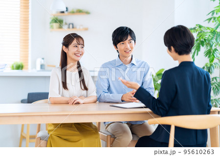夫婦 カップル 家族 コンサルタント リビング 保険 金融 営業 夫婦 カップル 家族 コンサルタント リビング 保険 金融 営業 95610263