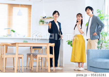 夫婦　カップル　家族　不動産　リビング　営業 95610281