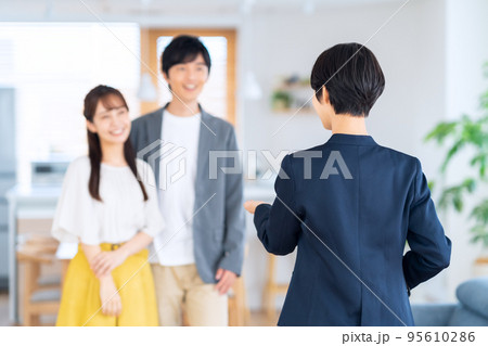 夫婦 カップル 家族 不動産 リビング 営業 夫婦 カップル 家族 不動産 リビング 営業 95610286