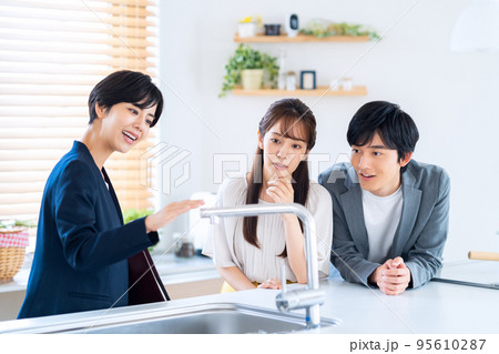 夫婦 カップル 家族 不動産 キッチン 営業 夫婦 カップル 家族 不動産 キッチン 営業 95610287