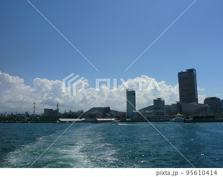 フェリーから港を望む（高松港） 95610414